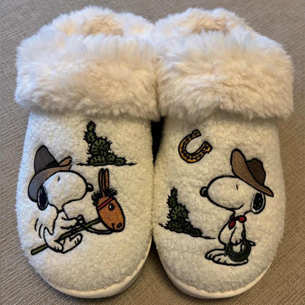 American Eagle Viral Snoopy Slippers, Size 9